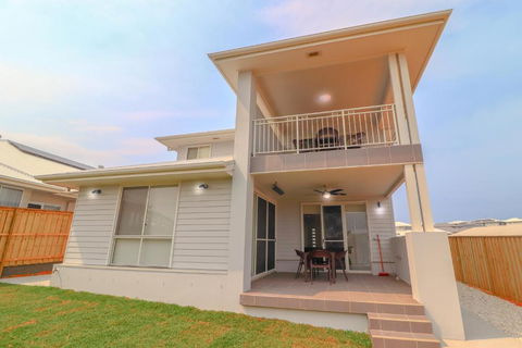 Surfers Paradise At Catherine Hill Bay - Mackay Tourism 6