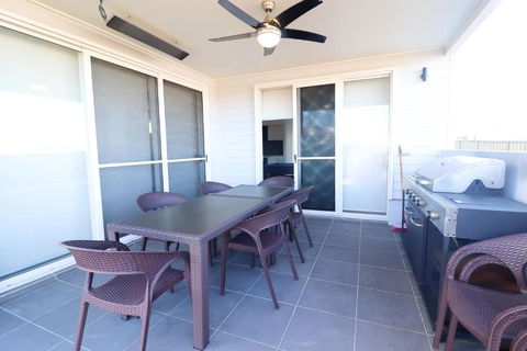 Surfers Paradise At Catherine Hill Bay - Mackay Tourism 4