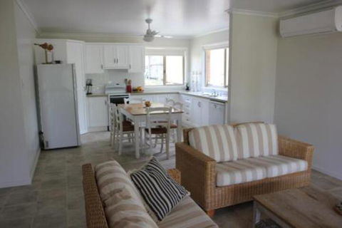 2 51 Carlo Road Rainbow Beach Pets Welcome Air Conditioning Walk To The Shops - Mackay Tourism 0