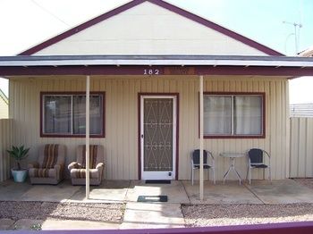 Aussie Bacon & Eggs Cottages - Mackay Tourism 0