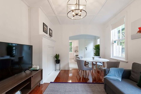 Luxurious Heritage Home With Harbour Bridge Views - Mackay Tourism 6