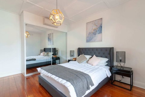 Luxurious Heritage Home With Harbour Bridge Views - Mackay Tourism 2