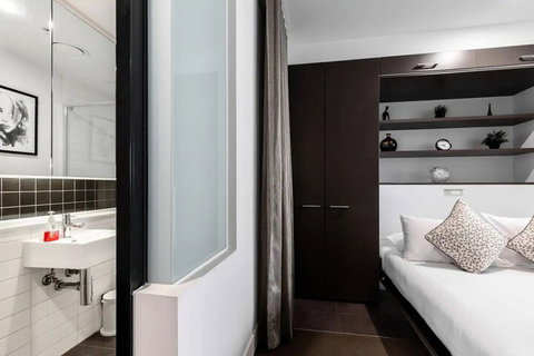 Modern Studio In Heart Of Lively Chapel Street - Mackay Tourism 3