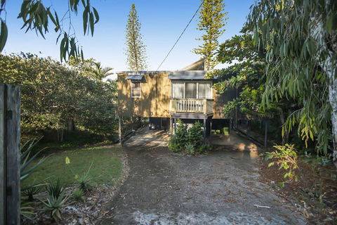 Summer Place - 24 Shearwater Street - Mackay Tourism 1
