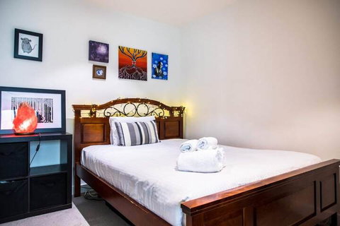 Eclectic 1 Bedroom South Yarra Hideaway - Mackay Tourism 4