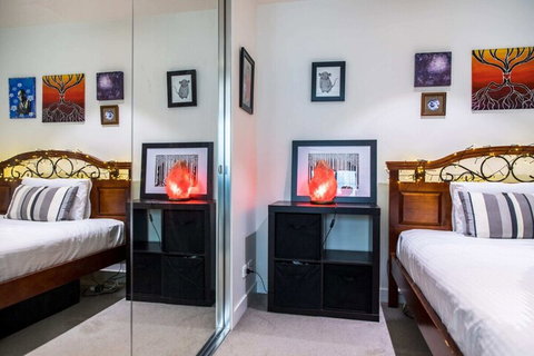 Eclectic 1 Bedroom South Yarra Hideaway - Mackay Tourism 7
