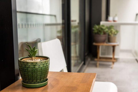 Eclectic 1 Bedroom South Yarra Hideaway - Mackay Tourism 6