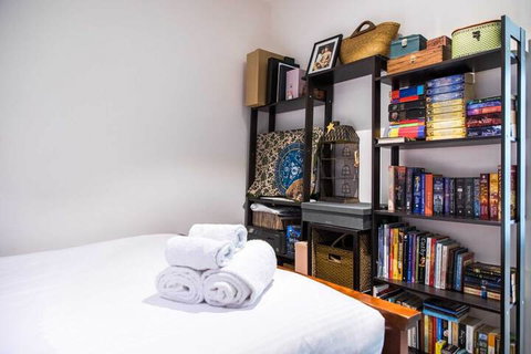 Eclectic 1 Bedroom South Yarra Hideaway - Mackay Tourism 3