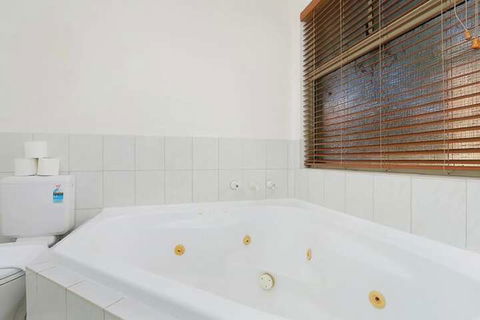 Pleasant 3 Bedroom House With Garden Close To CBD - Mackay Tourism 7
