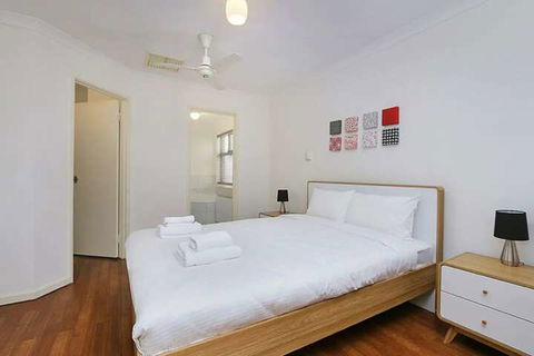 Pleasant 3 Bedroom House With Garden Close To CBD - Mackay Tourism 5