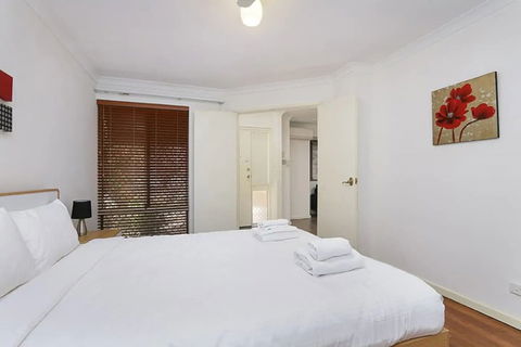Pleasant 3 Bedroom House With Garden Close To CBD - Mackay Tourism 6