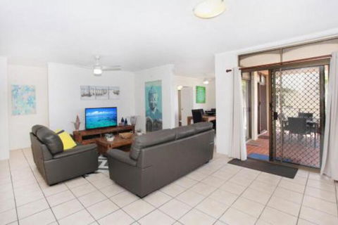 Unit 2 Cooltoro Court 7 Frank Street Coolum Beach 400 BOND LINEN INCLUDED - Mackay Tourism 0