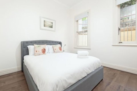 Stunning Sydney Home 2 - Mackay Tourism 0