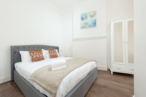 Stunning Sydney Home 2 - Mackay Tourism 7