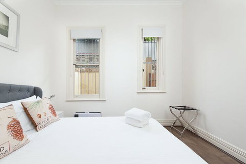 Stunning Sydney Home 2 - Mackay Tourism 6