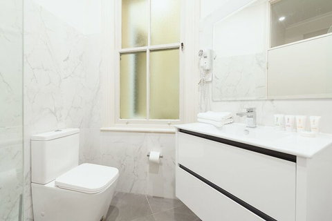 Stunning Sydney Home 2 - Mackay Tourism 4