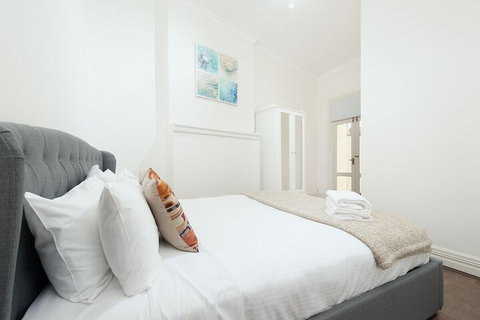 Stunning Sydney Home 2 - Mackay Tourism 3