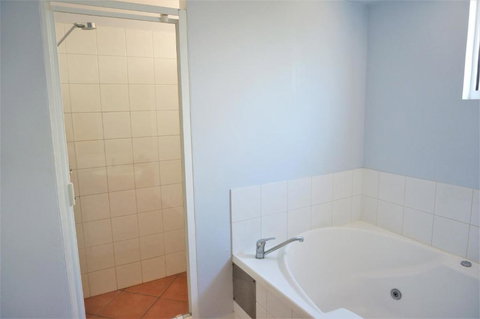 Osprey Holiday Village Unit 118 Excellent 3 Bedroom Holiday Villa With A Pool In The Complex - Mackay Tourism 7