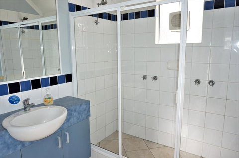 Osprey Holiday Village Unit 114 Gorgeous 3 Bedroom Holiday Villa With A Pool In The Complex - Mackay Tourism 6