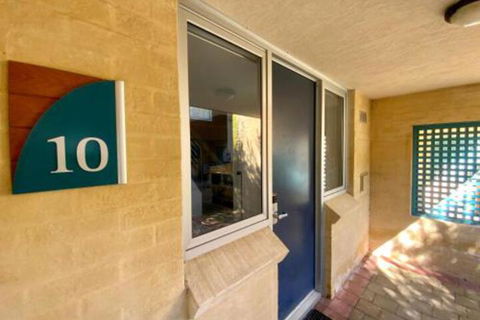 Harbour View Apartment 2BR Magical Water Views - Mackay Tourism 5
