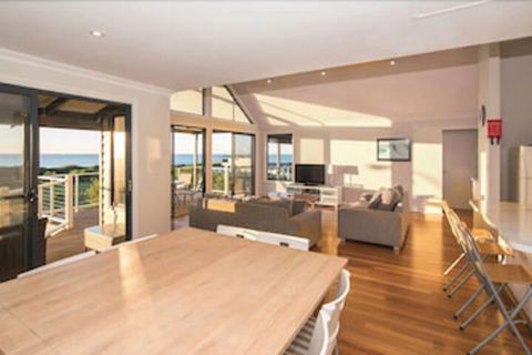 Jay's Beach House - Mackay Tourism 1