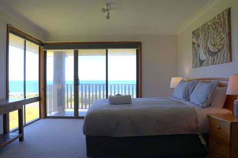 Augusta Beachfront Accommodation - Mackay Tourism 5