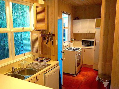 Wisteria Cottage On The Lagoon / Beach - Mackay Tourism 5