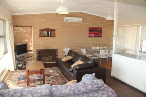 Sand N Sun Beach House - Mackay Tourism 6
