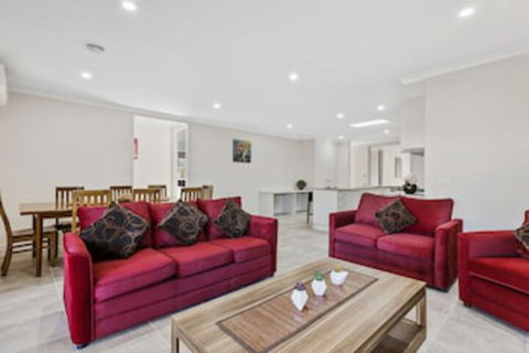 Point Cook Villas - Mackay Tourism 0