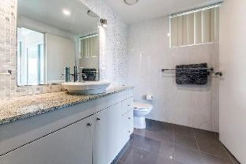 3 Bedroom Apartment Oasis Unit 3 / 5 - Mackay Tourism 1