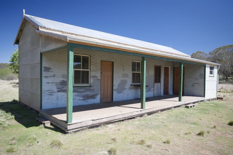 Brackens Hut - Mackay Tourism 0
