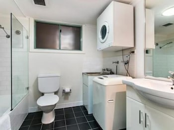 Darling Harbour Modern 1 Bedroom Apartment - Mackay Tourism 3