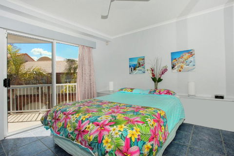 Unit 4 Coolum Sands Apartments 34 First Avenue Coolum Beach 400 BOND LINEN SUPPLIED - Mackay Tourism 1