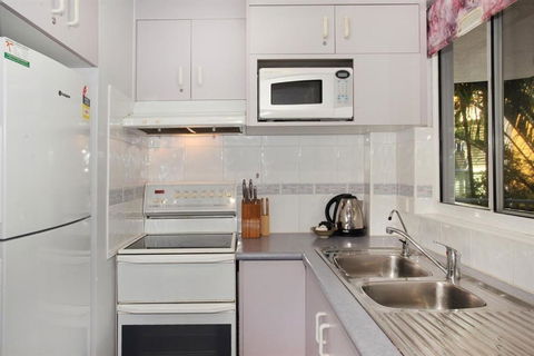 Unit 4 Coolum Sands Apartments 34 First Avenue Coolum Beach 400 BOND LINEN SUPPLIED - Mackay Tourism 5