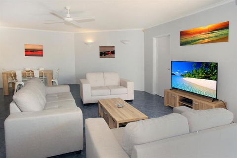 Unit 4 Coolum Sands Apartments 34 First Avenue Coolum Beach 400 BOND LINEN SUPPLIED - Mackay Tourism 2