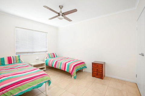 18 Naiad Court Rainbow Shores Modern Beach House Walk To Beach - Mackay Tourism 3