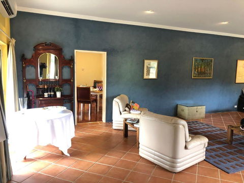 Gundaroo Manor Bed & Breakfast - Mackay Tourism 4