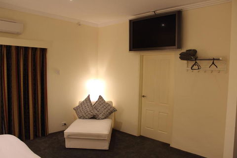 Gundaroo Manor Bed & Breakfast - Mackay Tourism 5