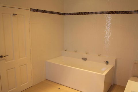 Gundaroo Manor Bed & Breakfast - Mackay Tourism 2