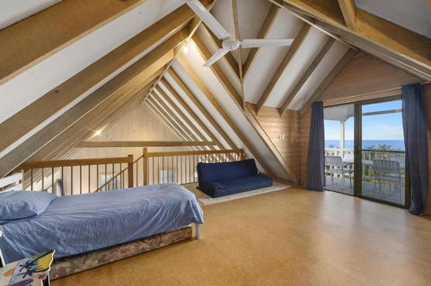 Blue Oar Beach House - Mackay Tourism 1