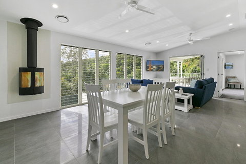 Ocean Views Luxury Living In Noosa Heads Unit 2 / 13 Angler Street - Mackay Tourism 3