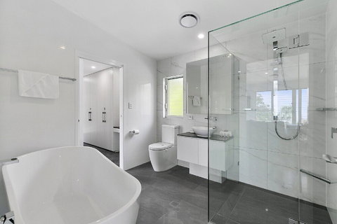 Ocean Views Luxury Living In Noosa Heads Unit 2 / 13 Angler Street - Mackay Tourism 4