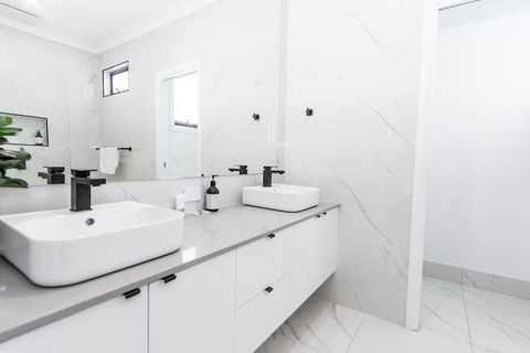 Two Ten Luxury CBD Accommodation - Mackay Tourism 5