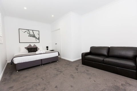 Two Ten Luxury CBD Accommodation - Mackay Tourism 6