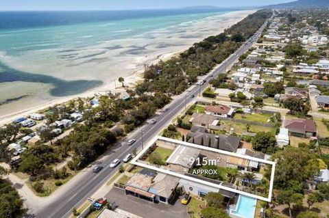 Casual Beachin It Family Getaway With Bungalow On Beachfront - Mackay Tourism 3
