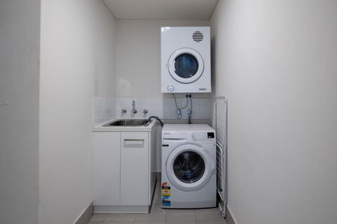 Trendy Self Contained Inner City Apartment - Mackay Tourism 3