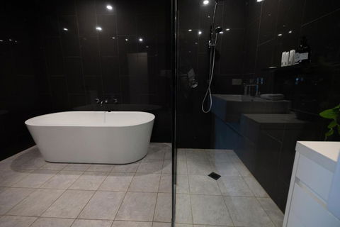 Trendy Self Contained Inner City Apartment - Mackay Tourism 4