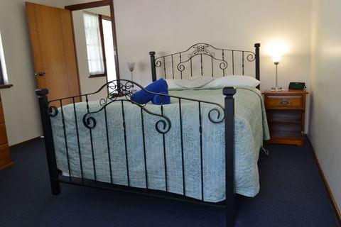 Dolphin Lodge - Mackay Tourism 3