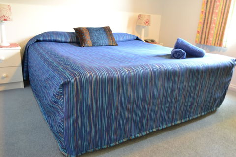 Dolphin Lodge - Mackay Tourism 1