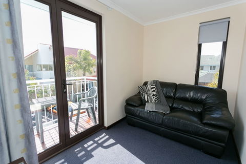 Dolphin Lodge - Mackay Tourism 2